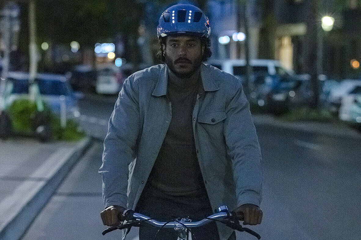 Helm mit Licht vorne Mann auf Fahrrad mit beleuchtetem Helm