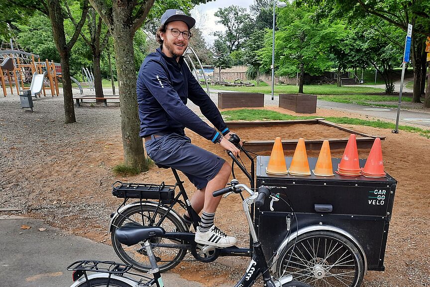 Fahrradlehrer Justin Klein Ein Mann auf einem Lastenrad.